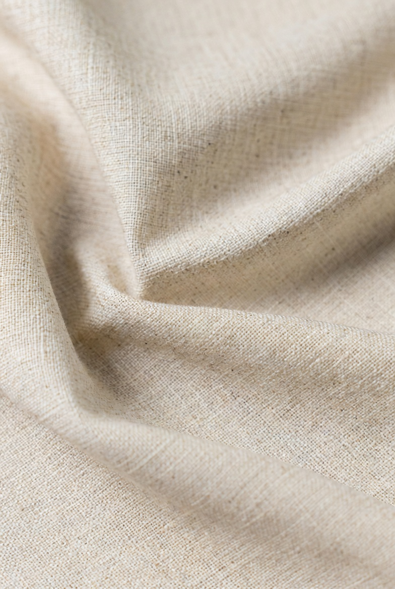 Ảnh macro cotton thật của lô đang bán. Thấy rõ bề mặt sợi, màu trung tính và độ dày dưới ánh sáng cửa sổ.